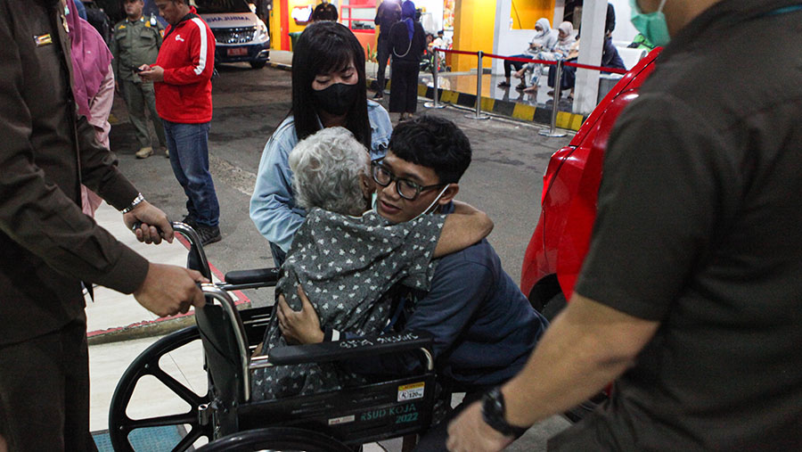 Keluarga menjemput pasien kebakaran Depo Pertamina Plumpang di RSUD Koja, Jakarta, Sabtu (4/3/2023). (Bloomberg Technoz/ Andrean Kristianto)