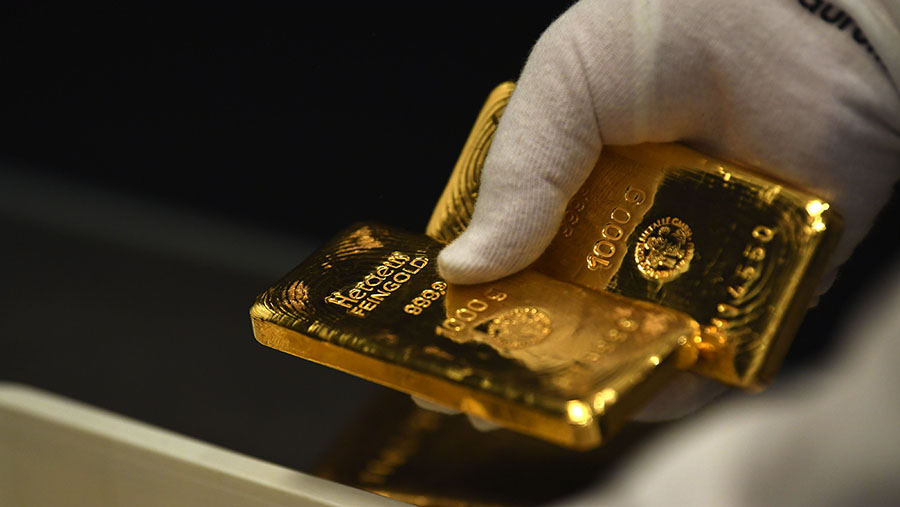 Ilustrasi emas batangan. (Andreas Gebert/Bloomberg)