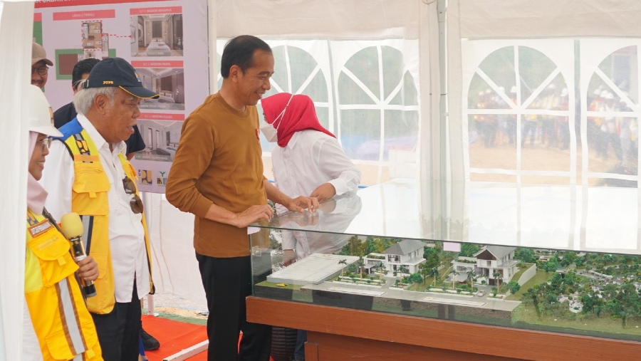 Presiden Jokowi meninjau progres pembangunan proyek Rumah Tapak Menteri di kawasan IKN. (Dok Dindha/setkab.go.id)