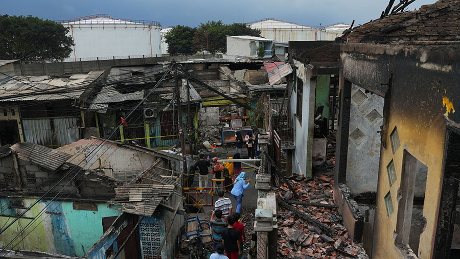 Kondisi rumah warga yang terbakar akibat kebakaran di depo Pertamina Plumpang, Jakarta, Sabtu (4/3/2023). (Dimas Ardian/Bloomberg)