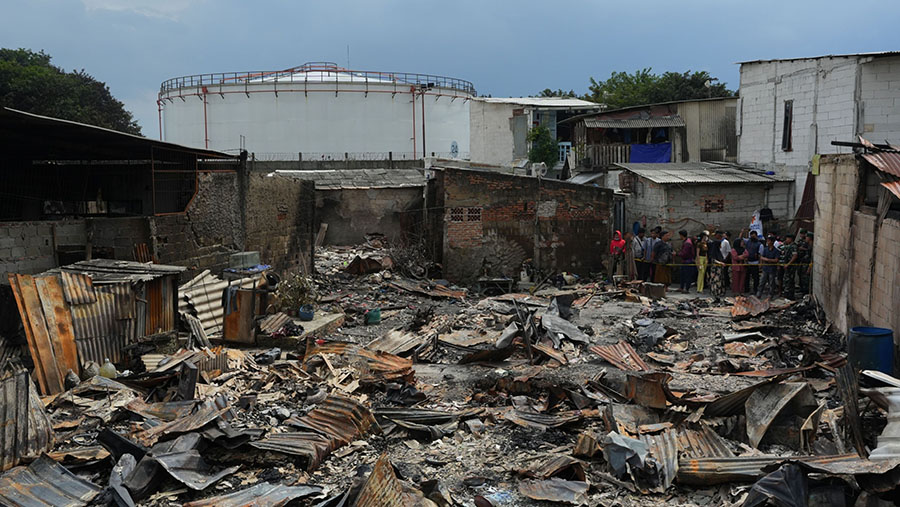 Kondisi rumah warga yang terbakar akibat kebakaran di depo Pertamina Plumpang, Jakarta, Sabtu (4/3/2023). (Dimas Ardian/Bloomberg)