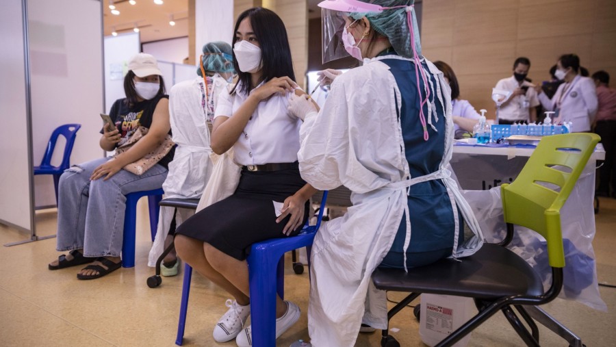 Vaksinasi Covid -19 untuk Anak Sekolah di Rumah Sakit Vachira, Thailand. (Sumber: Bloomberg)
