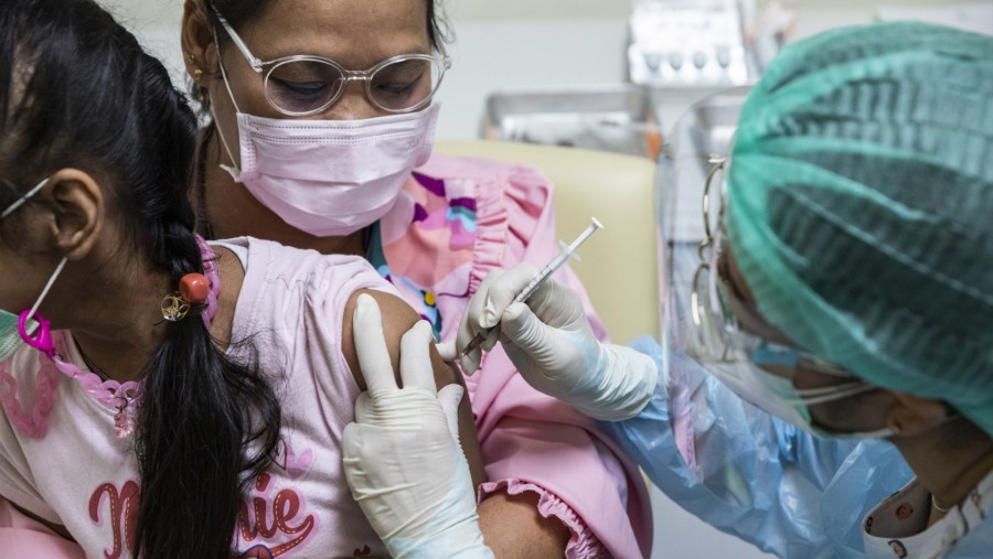 Seorang anak menerima dosis vaksin Covid-19 di Rumah Sakit Bangkok, Thailand. (Sumber: Andre Malerba/Bloomberg)