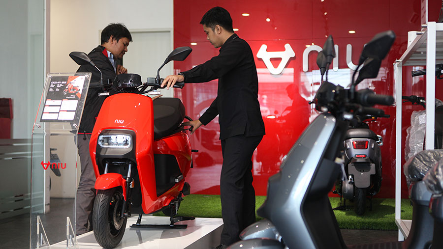 Penjualan motor listrik di Jakarta, Senin (6/3/2023). (Bloomberg Technoz/ Andrean Kristianto)