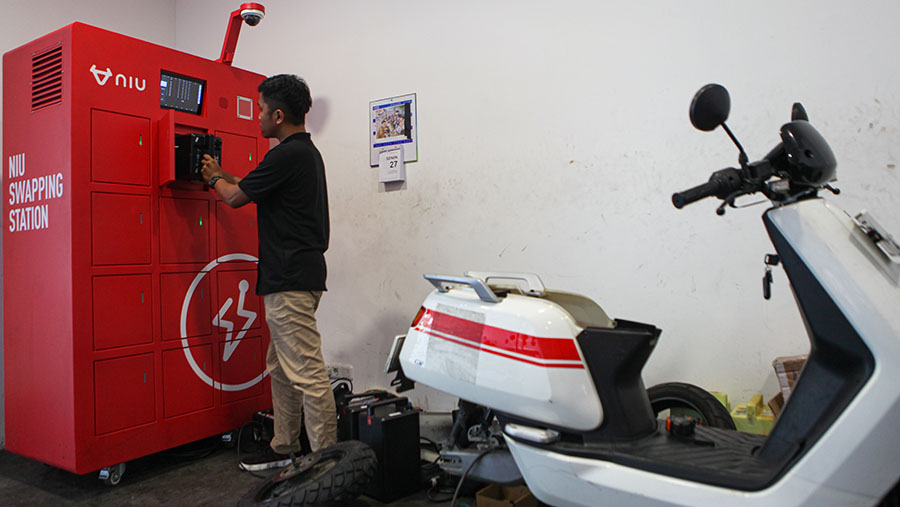 Mekanik mengambil batre untuk motor listrik di Jakarta, Senin (6/3/2023). (Bloomberg Technoz/ Andrean Kristianto)