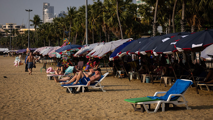 Saat ini Thailand menyambut 2,14 juta wisatawan asing pada bulan Januari.  (Andre Malerba/Bloomberg)