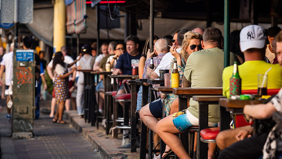 Wisatawan mengunjungi bar di Pattaya, Thailand, Minggu (5/3/2023). Thailand menyambut 2,14 juta turis asing pada Januari. (Andre Malerba/Bloomberg)