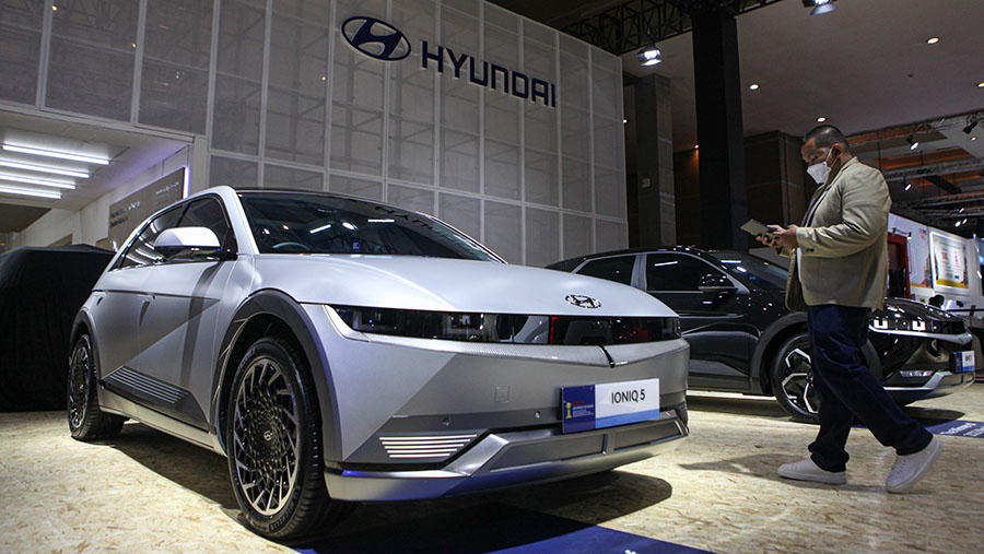 Hyundai Ioniq 5 saat pameran IIMS 2023 di JIExpo, Jakarta, Kamis (16/2/2023). (Bloomberg Technoz/ Andrean Kristianto)