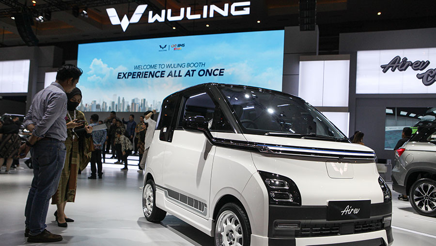 Mobil listrik Wuling Air ev saat pameran IIMS 2023 di JIExpo, Jakarta, Kamis (16/2/2023). (Bloomberg Technoz/ Andrean Kristianto)