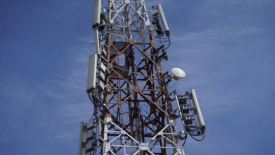Menara telekomunikasi PT Dayamitra Telekomunikasi (Mitratel) di Jakarta, Minggu, (21/11/2021). (Dimas Ardian/Bloomberg)