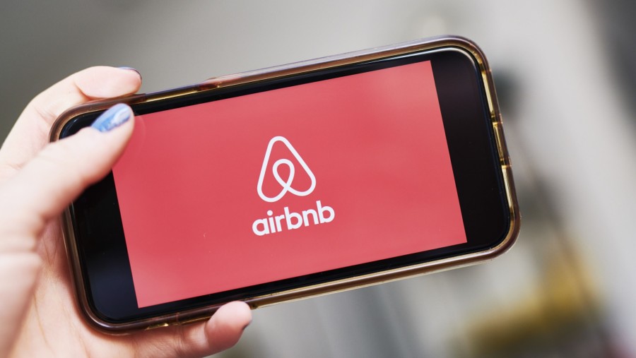 Ilustrasi Airbnb (Gabby Jones/Bloomberg)