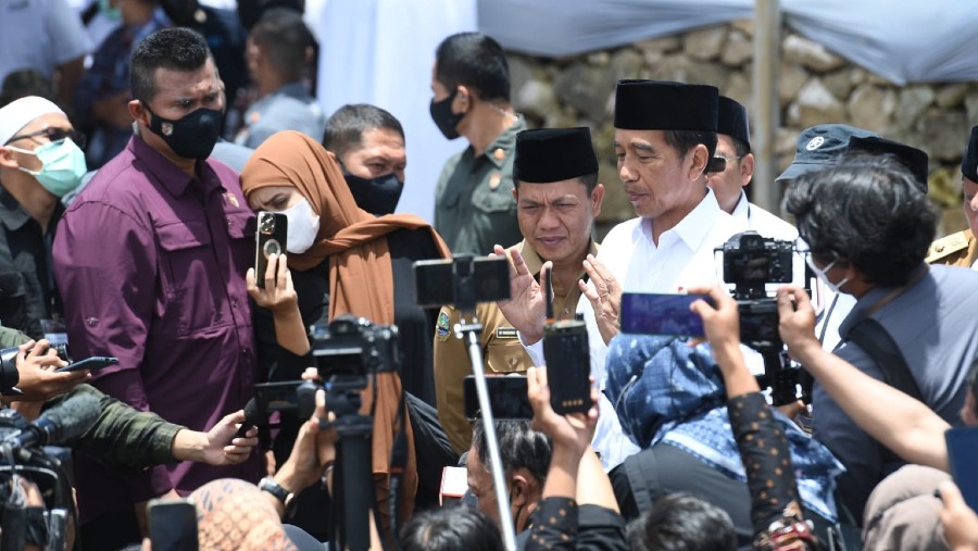 Presiden Jokowi memberikan keterangan pers, di Pondok Pesantren Al-Ittifaq (BPMI Setpres)