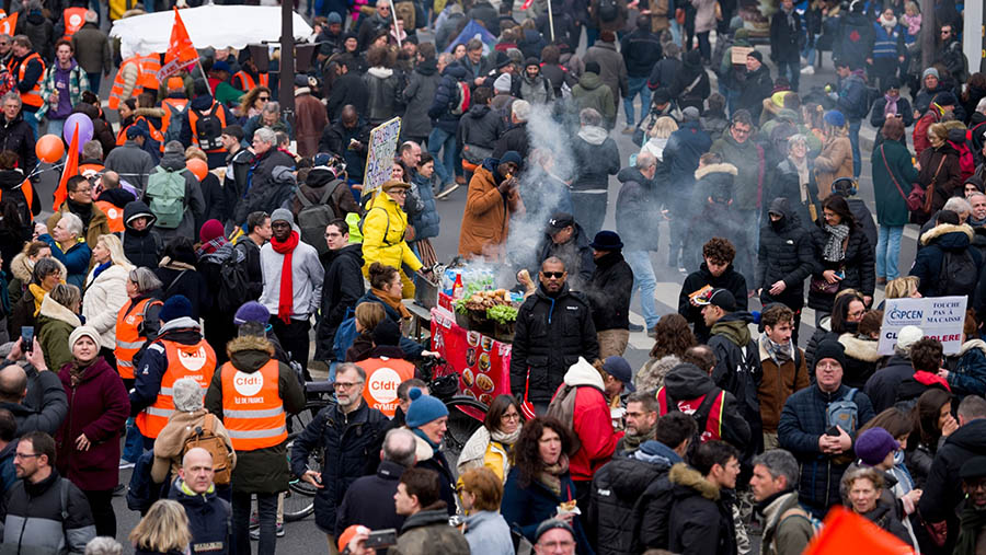 Jumlah peserta demo di seluruh kota di Prancis naik menjadi 1,28 juta. (Benjamin Girette/Bloomberg)
