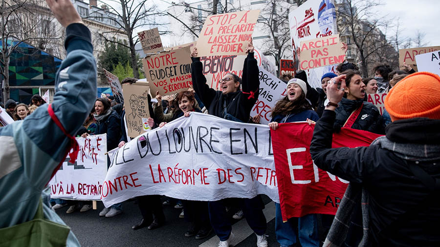 Serikat pekerja Prancis terus berjuang melawan rencana Presiden Emmanuel Macron untuk menaikkan usia pensiun. (Benjamin Girette/Bloomberg)