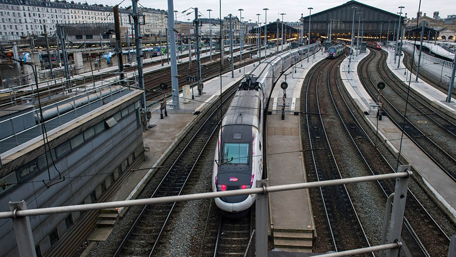 Perusahaan kereta api SNCF mengatakan layanan sangat terganggu akibat pemogokan.  (Nathan Laine/Bloomberg)