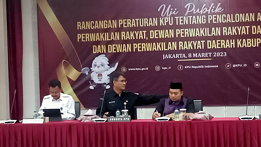 Suasana rapat Uji Publik Rancangan Peraturan KPU tentang pencalonan DPR, DPRD Provinsi, dan DPRD Kabupaten/Kota.(Bloomberg Technoz/ Sultan Ibnu Affan)