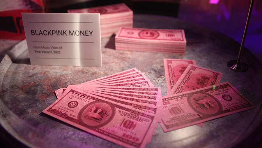 Properti uang yang digunakan dalam salah satu musik video Blackpink juga ikut dipamerkan. (Bloomberg Technoz/ Andrean Kristianto)