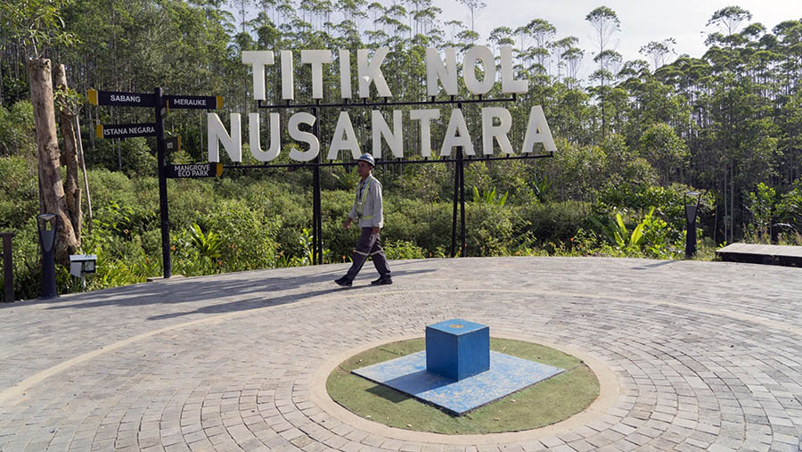 Papan nama Titik Nol Nusantara di Ibu Kota Nusantara (IKN) di Penajam Paser Utara, Kalimantan Timur, Rabu (8/3/2023).(Rony Zakaria/Bloomberg)