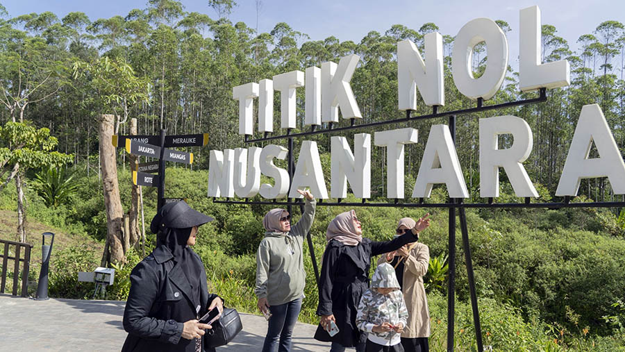 Papan nama Titik Nol Nusantara di Ibu Kota Nusantara (IKN) di Penajam Paser Utara, Kalimantan Timur, Rabu (8/3/2023).(Rony Zakaria/Bloomberg)