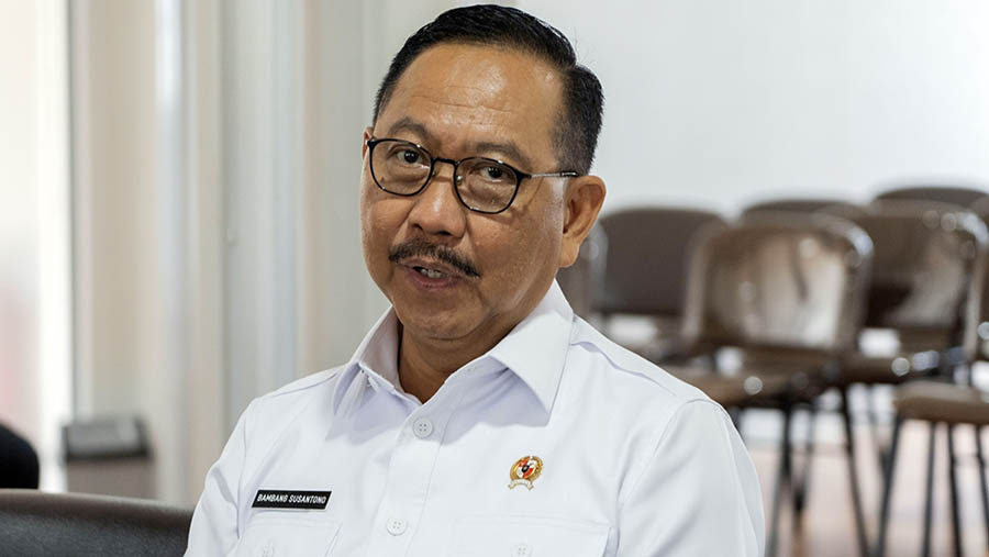 Kepala ibu kota Nusantara (IKN), Bambang Susantono saat wawancara di Penajam Paser Utara, Kalimantan Timur, Rabu (8/3/2023). (Rony Zakaria/Bloomberg)