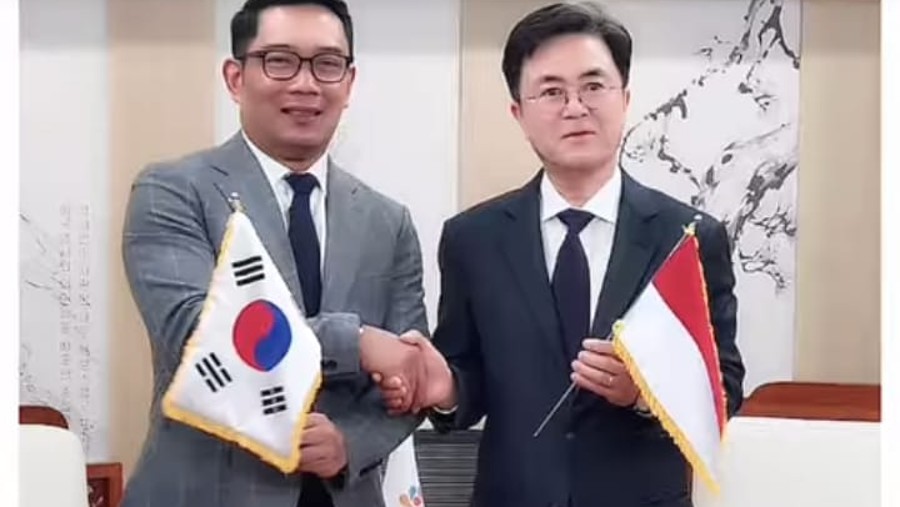 Gubernur Jabar Ridwan Kamil (kiri) di kantor Gubernur Cheongnam, Korsel (Instagram @ridwankamil)