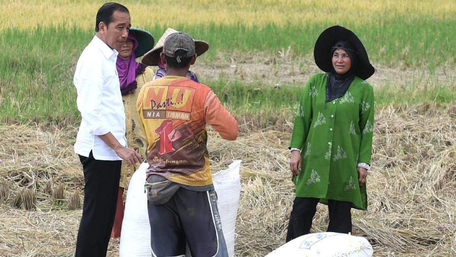 Presiden Jokowi berbincang dengan para petani di Lingkar Baru Soreang, Jawa Barat (BPMI Setpres/Kris)Read more: https://setkab.go.id/presiden-jo