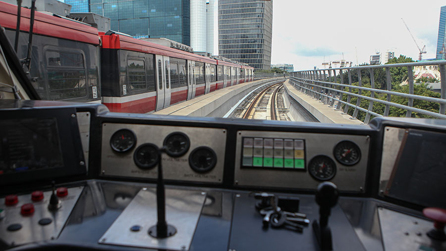 Rencananya LRT Jabodebek akan beroperasi pada Juli 2023 nanti dengan mengoperasikan 31 trainset. (Bloomberg Technoz/ Andrean Kristianto)