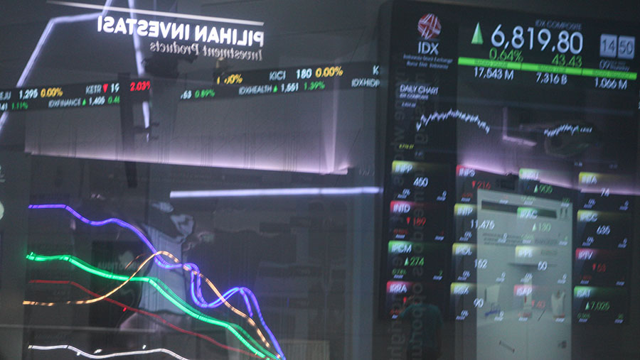 Karyawan melihat layar pergerakan saham (IHSG) di Bursa Efek Indonesia, Jakarta, Kamis (9/3/2023). (Bloomberg Technoz/ Andrean Kristianto)
