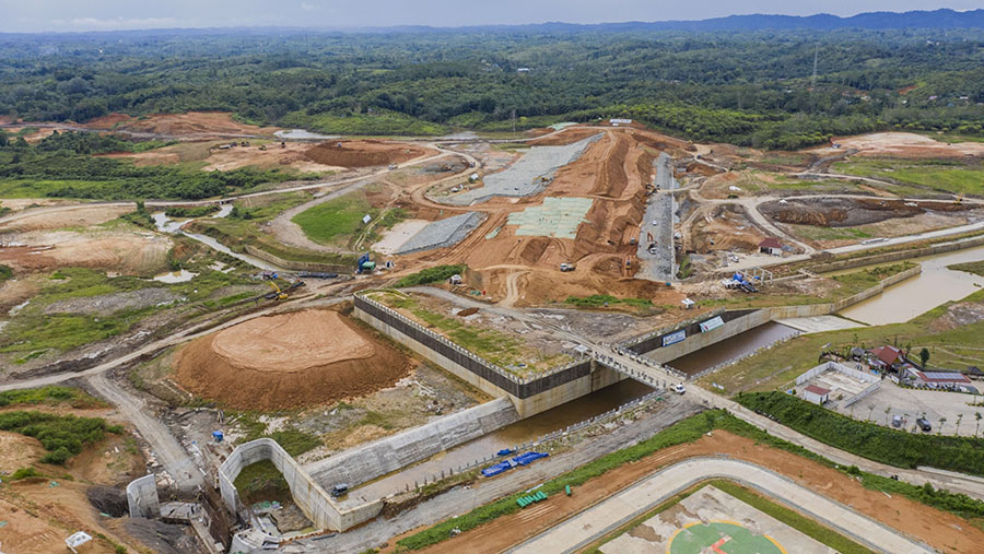 Pembangunan bendungan Sepaku Semoi di Ibu Kota Nusantara (IKN) di Penajam Paser Utara, Kalimantan Timur, Rabu (8/3/2023). (Rony Zakaria/Bloomberg)