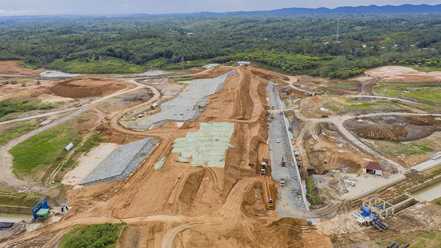 Pembangunan bendungan Sepaku Semoi di Ibu Kota Nusantara (IKN) di Penajam Paser Utara, Kalimantan Timur, Rabu (8/3/2023). (Rony Zakaria/Bloomberg)