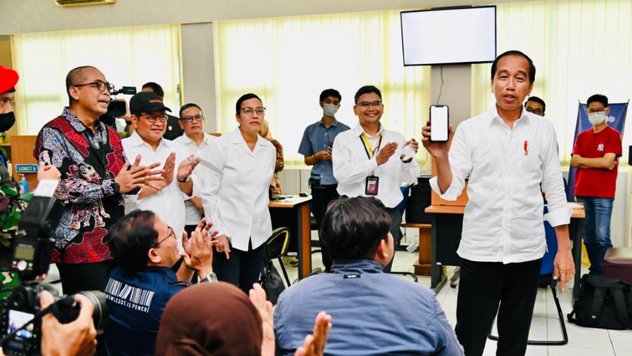 Presiden Jokowi mengunjungi KPP Pratama Surakarta, Jawa Tengah (BPMI Setpres)