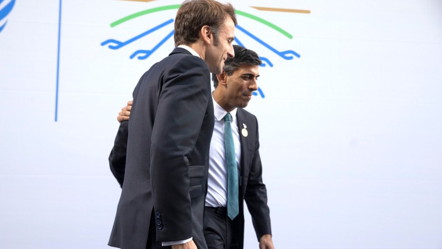 Presiden Prancis Emmanuel Macron dan Perdana Menteri (PM) Inggris Rishi Sunak (Sumber: Bloomberg)