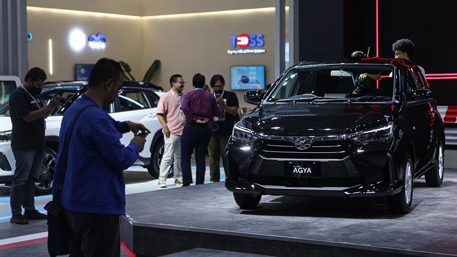 Toyota Agya di pameran otomotif Gaikindo Jakarta Auto Week (GJAW) 2023, JCC Senayan, Jumat (10/3/2023). (Bloomberg Technoz/ Andrean Kristianto)
