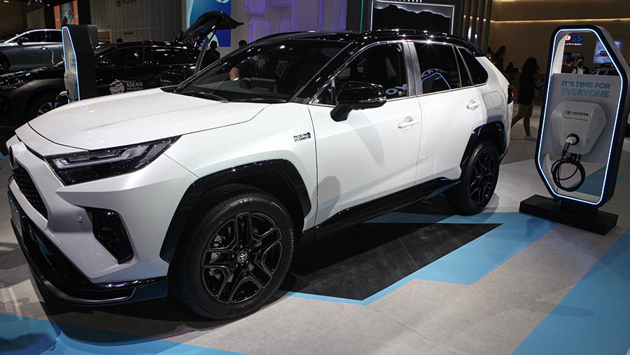 Toyota RAV 4 di pameran otomotif Gaikindo Jakarta Auto Week (GJAW) 2023, JCC Senayan, Jumat (10/3/2023). (Bloomberg Technoz/ Andrean Kristianto)
