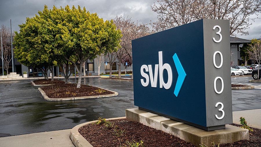 Penanda di luar kantor pusat  Silicon Valley Bank (SVB) di Santa Clara, California, AS. (David Paul Morris/Bloomberg)