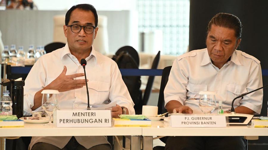 Menhub Budi Karya Sumadi memimpin rapat koordinasi antisipasi kepadatan jelang mudik Lebaran 2023. (Dok Humas Kemenhub)