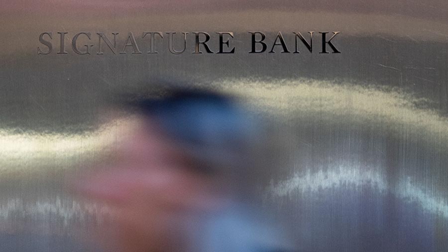 Kantor pusat Signature Bank di 565 Fifth Avenue di New York, AS. (Jeenah Moon/Bloomberg)