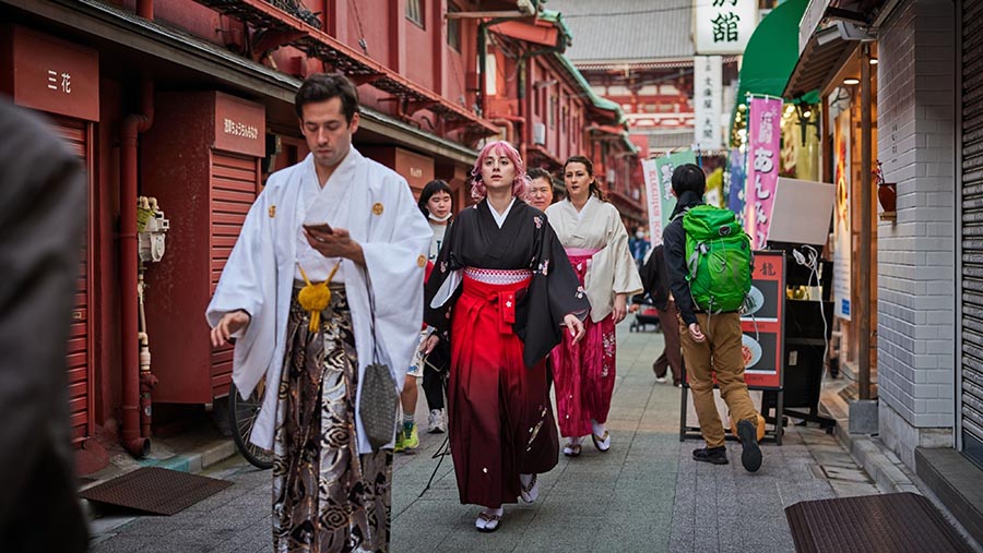 Pengunjung berpakaian kimono di distrik Asakusa Tokyo, Jepang, Sabtu (11/3/2023). (Shoko Takayasu/Bloomberg)