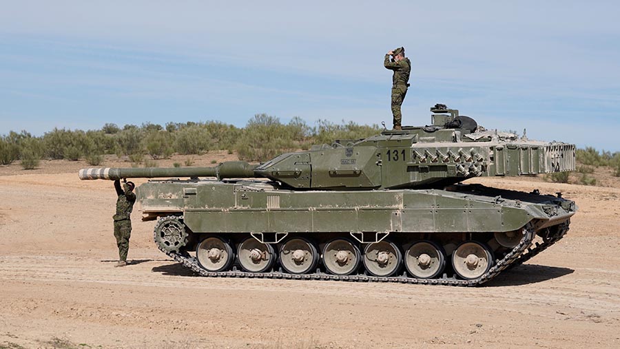 Militer Spanyol melatih prajurit Ukraina cara menggunakan tank Leopard 2E. (Paul Hanna/Bloomberg)