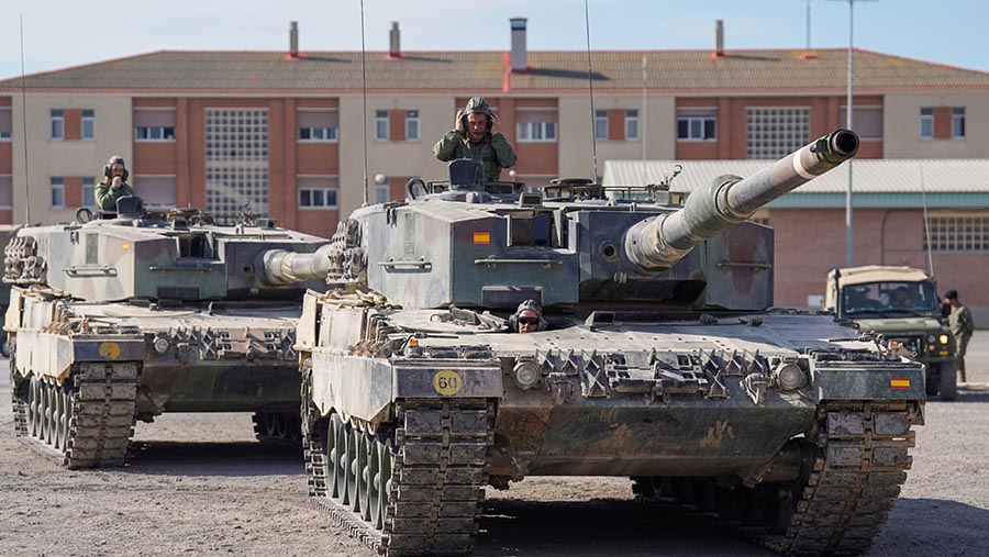 Militer Ukraina mengoperasikan tank Leopard 2A4 jelang latihan yang dilakukan militer Spanyol di Spanyol, Senin (13/3/2023). (Paul Hanna/Bloomberg)