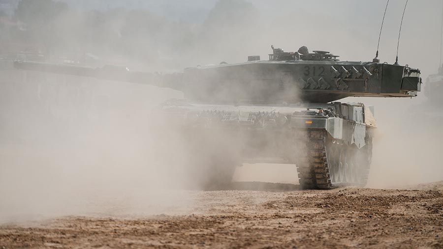 Kyiv telah dijanjikan oleh dari beberapa sekutu baratnya untuk mendapatkan tank guna membantu menghalau invasi Rusia. (Paul Hanna/Bloomberg)