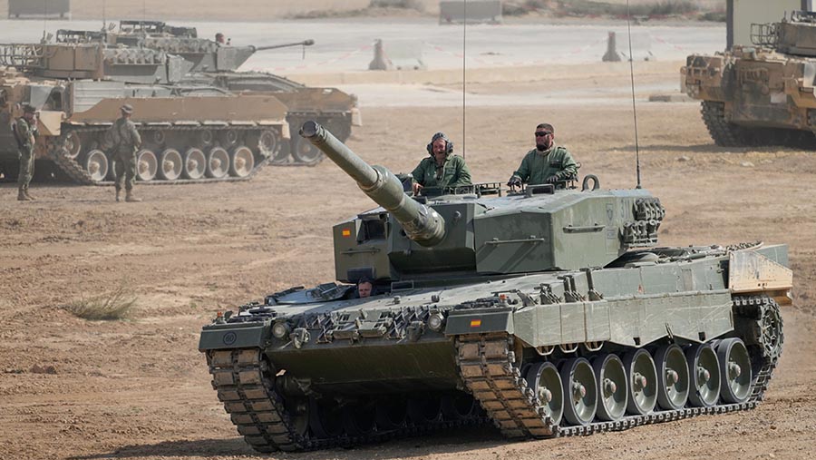 Tank-tank medan tempur modern itu diperbantukan seiring meningkatnya ketegangan di Ukraina Timur. (Paul Hanna/Bloomberg)