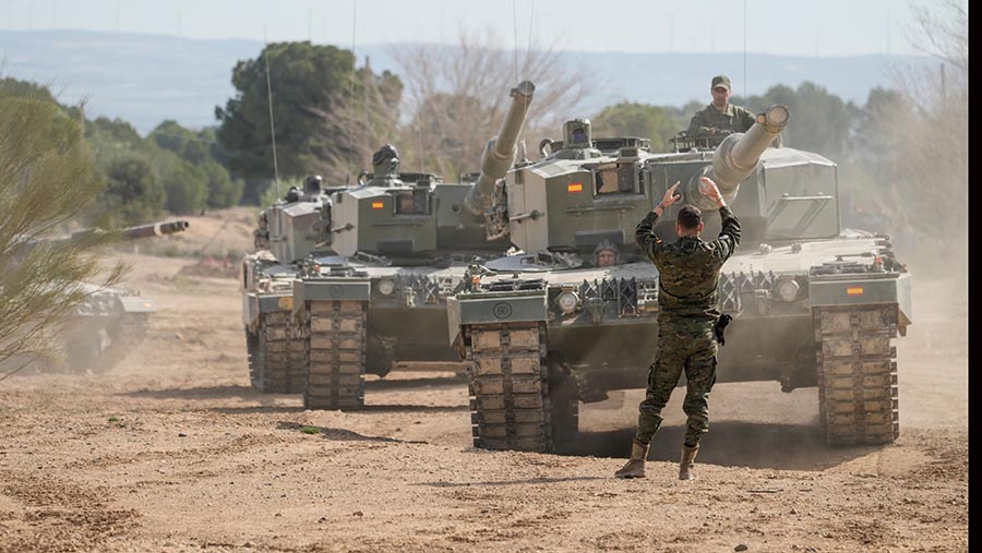 Bulan lalu, Spanyol mengumumkan rencana untuk mengirimkan enam tank Leopard 2A4 buatan Jerman ke Ukraina. (Paul Hanna/Bloomberg)