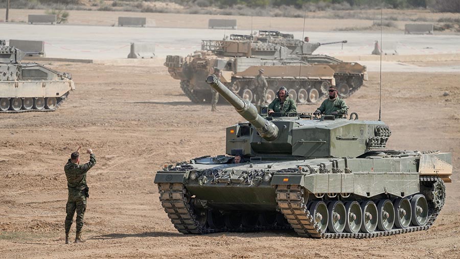 Selain Spanyol, negara NATO seperti Jerman, Polandia, dan Portugal, juga akan mengirimkan total 48 tank Leopard 2 ke Ukraina, (Paul Hanna/Bloomberg)