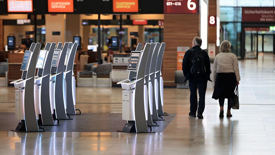 Terminal check-in mandiri yang kosong saat aksi mogok di Terminal 1 Bandara Berlin Brandenburg, Jerman, Senin (13/3/2023). (Krisztian Bocsi/Bloomberg)
