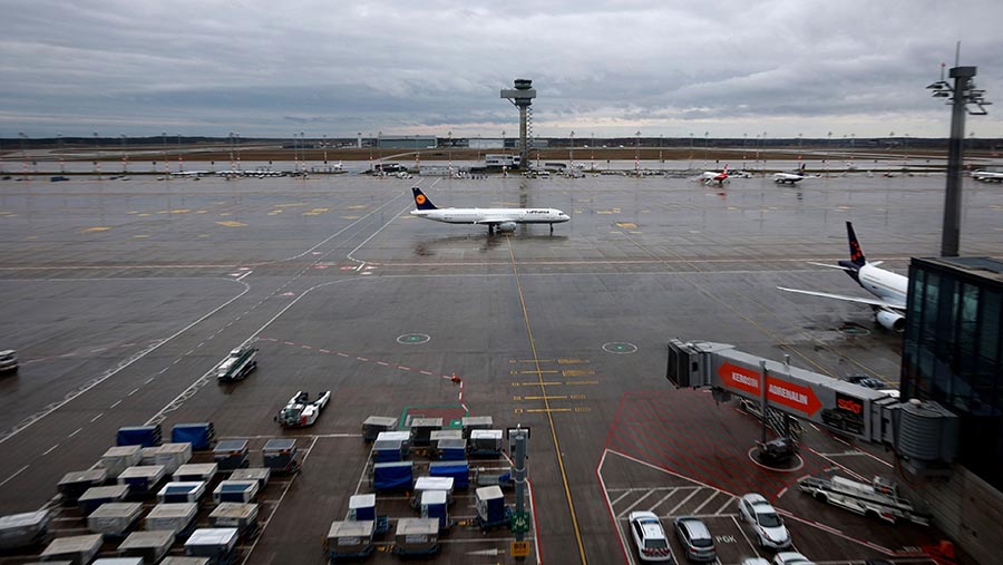 Pesawat Lufthansa AG mendarat saat aksi mogok pekerja di Bandara Berlin Brandenburg, Jerman, Senin (13/3/2023). (Krisztian Bocsi/Bloomberg)
