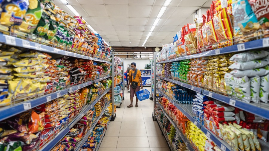Berbelanja Kebutuhan Makanan di Minimarket (Iya Forbes/Bloomberg)
