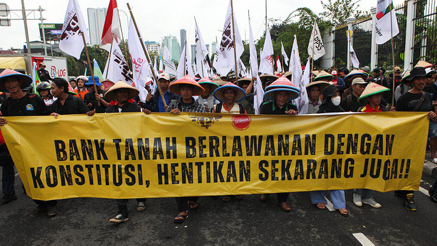 Demo menolak pengesahan Perppu Cipta Kerja (Ciptaker) di depan Gedung DPR/MPR RI, Selasa (14/3/2023). (Bloomberg Technoz/ Andrean Kristianto)