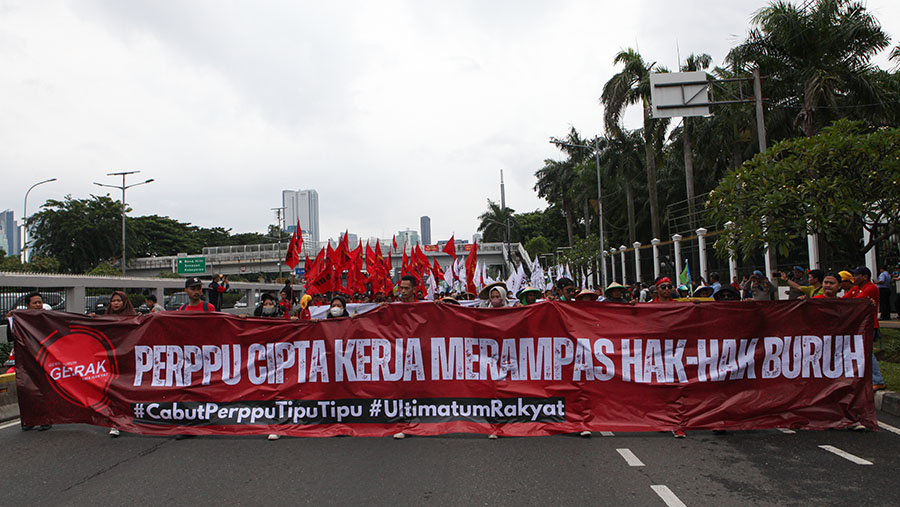 Demo menolak pengesahan Perppu Cipta Kerja (Ciptaker) di depan gedung DPR, Senayan, Selasa (14/3/2023). (Bloomberg Technoz/ Andrean Kristianto)