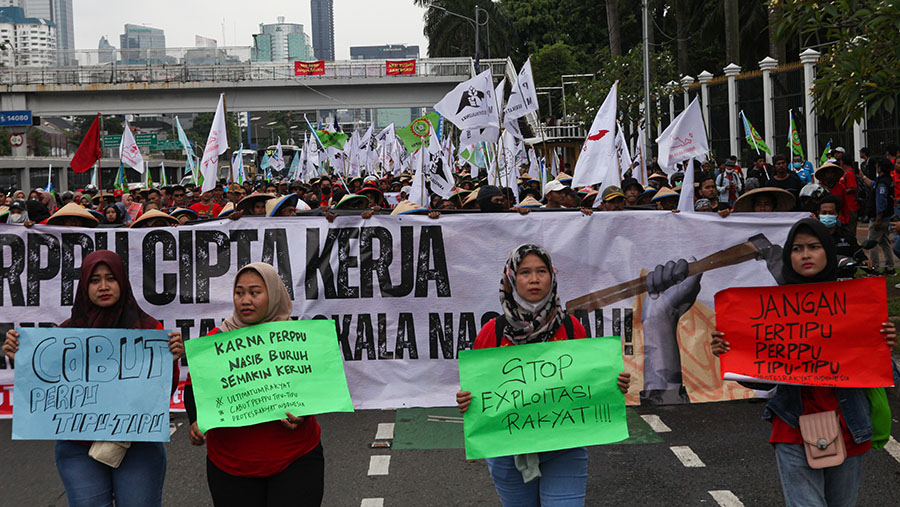 Demo menolak pengesahan Perppu Cipta Kerja (Ciptaker) di depan gedung DPR, Senayan, Selasa (14/3/2023). (Bloomberg Technoz/ Andrean Kristianto)